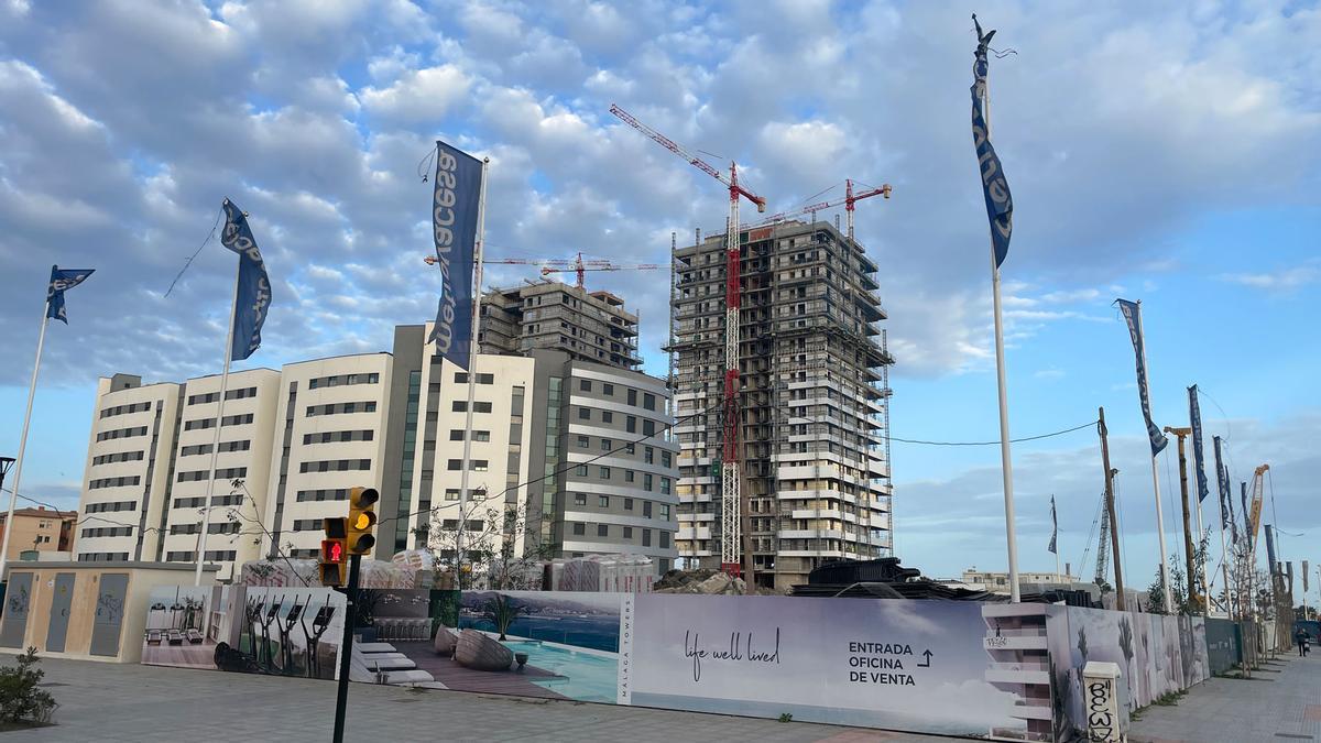 Dos de las Málaga Towers en construcción. Detrás el edificio de viviendas Halia; a su derecha se subasta suelo para un hotel u oficinas.