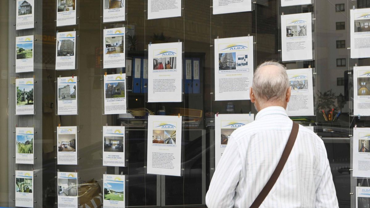 Anuncios en una inmobiliaria de la ciudad.