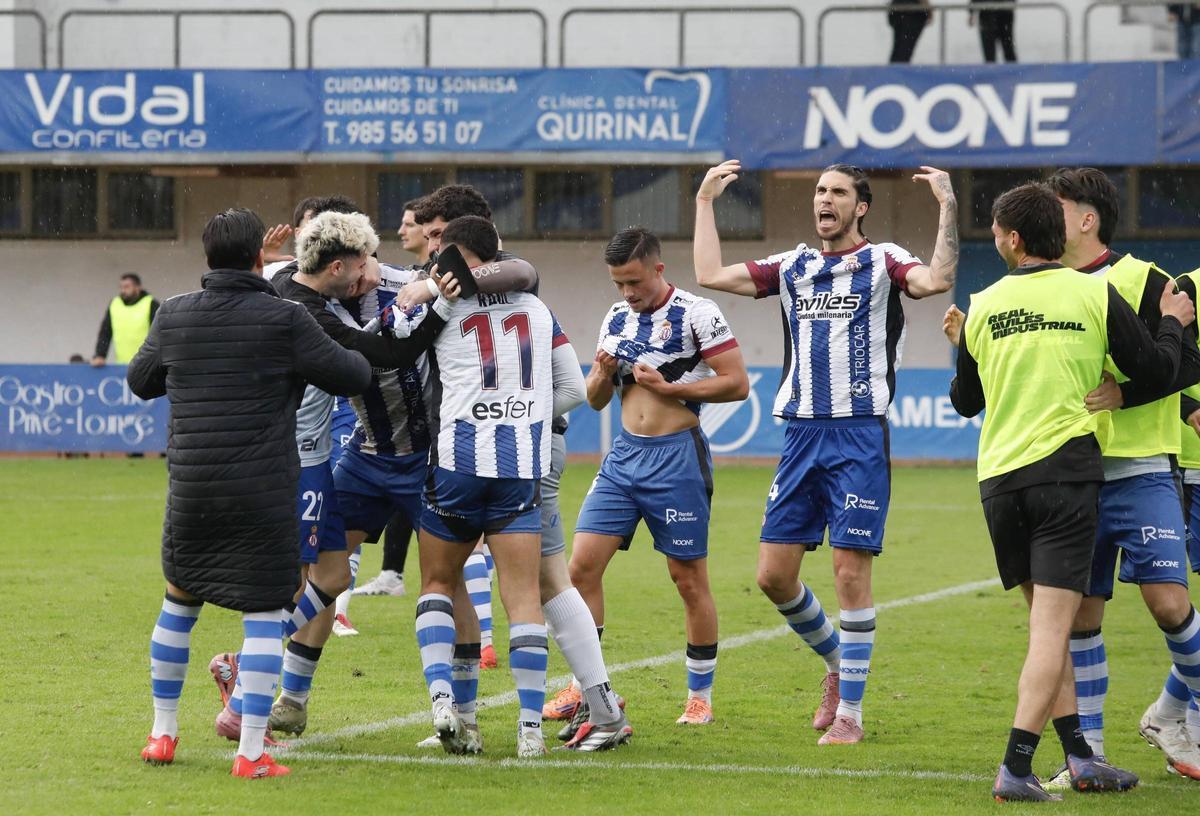 Los jugadores del Avilés celebran el tanto de Kevin Bautista ante el Guadalajara