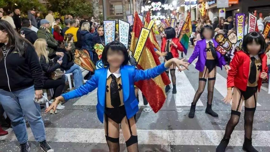Nenes amb llenceria i mugroneres: la polèmica disfressa del carnaval de Torrevieja