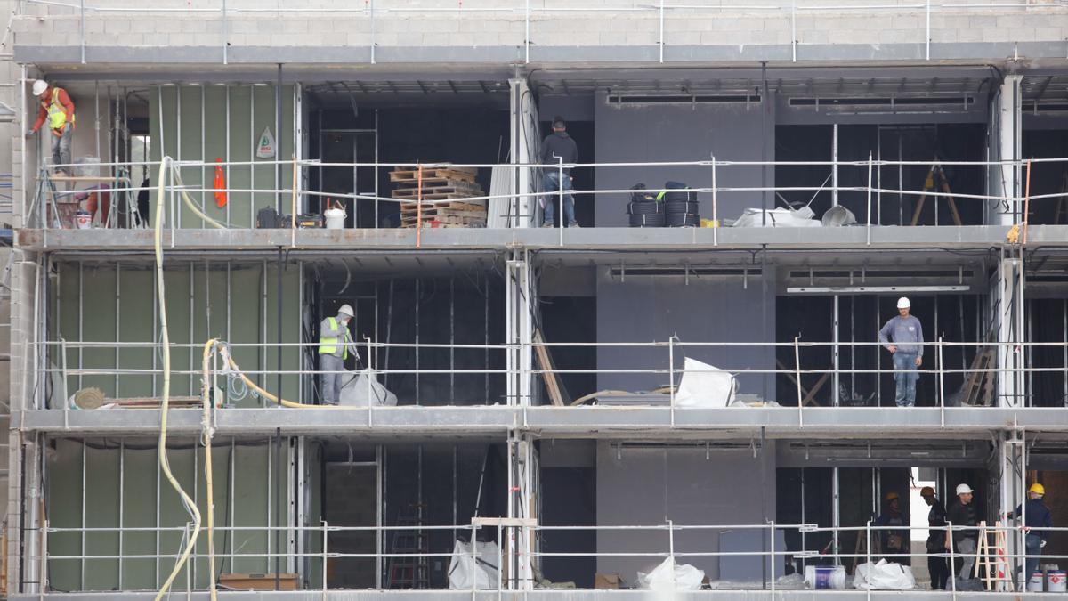 Trabajadores en una obra de Ibiza.