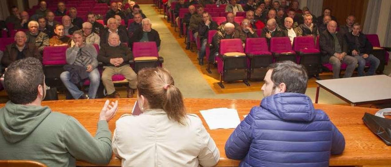 Juan Agra, de espaldas y primero por la derecha, durante una asamblea en marzo. // Bernabé/Ana Agra