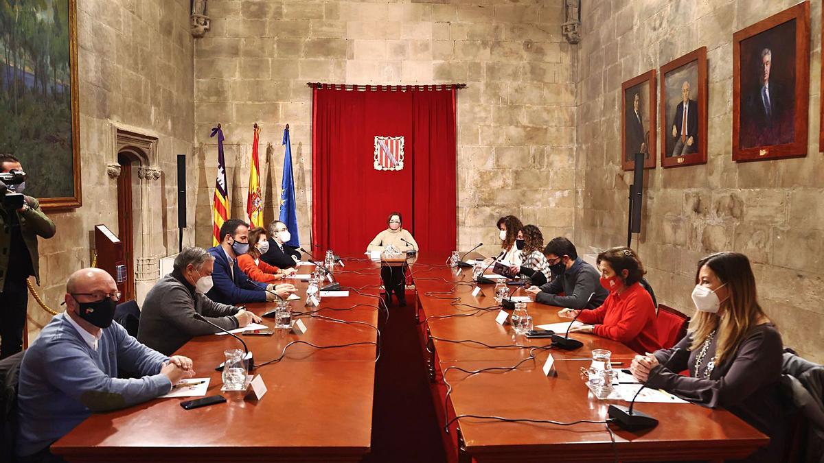 Imagen de archivo de una reunión entre miembros del Govern, patronales y sindicatos de las islas