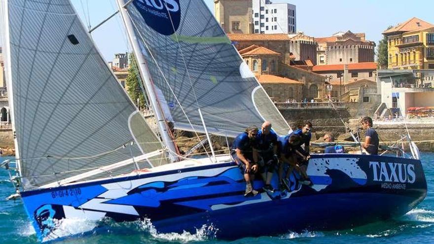 El &quot;Taxux Medio Ambiente&quot;, durante la regata.