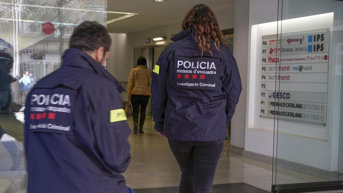 Los Mossos registran la sede de la Federació Catalana de Futbol | VÍDEO