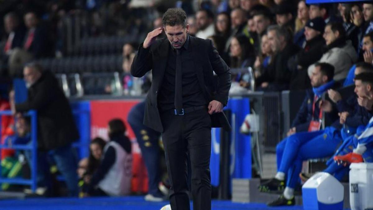 Simeone se lamenta en la banda de Riazor durante el Deportivo-Atlético de Madrid
