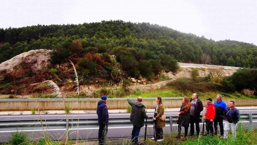 El depósito de tierras en la autovía afecta al río de Fonte da Tella y atasca las canalizaciones