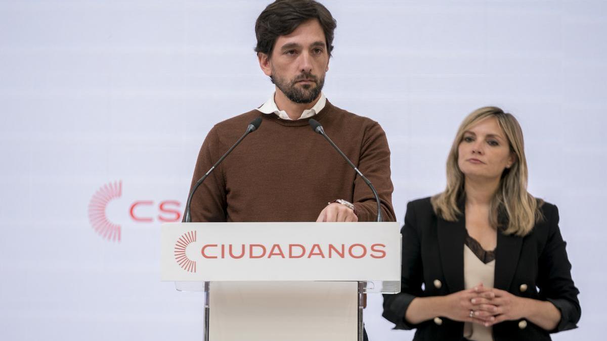 Los líderes de Ciudadanos, Adrián Vázquez y Patricia Guasp, comparecen en la sede del partido.