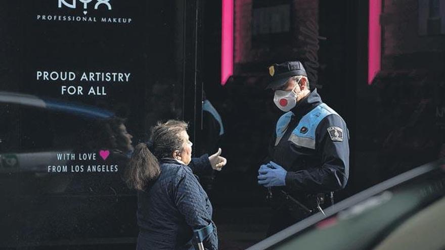 Un policía habla con una mujer en Santa Cruz de Tenerife.