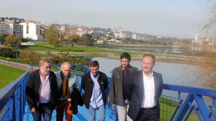 Reabre la pasarela peatonal que une el paseo marítimo con Fonteculler