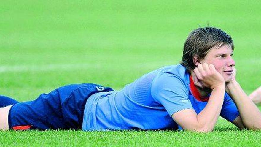 Arshavin parece pensativo durante el entrenamiento de su selección. / Efe