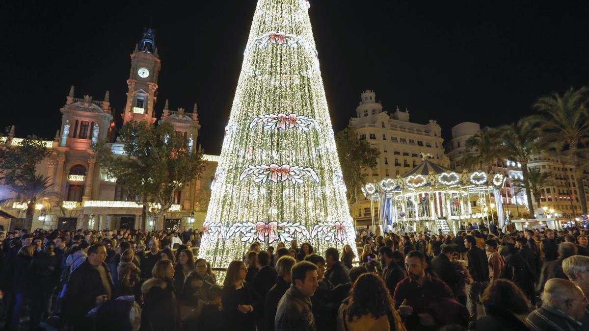 Panorámica de la plaza del Ayuntamiento con la ambientación navideña.