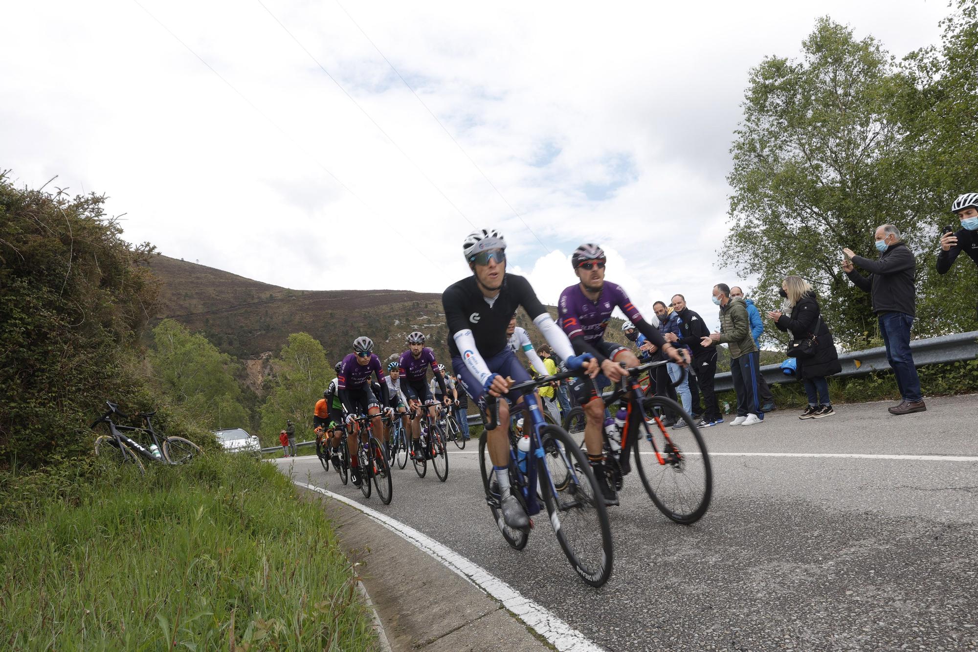 La segunda etapa de la Vuelta Ciclista a Asturias, en imágenes