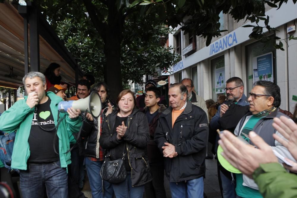 Protesta de la PAH para evitar otro desahucio en Gijón.