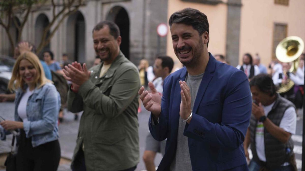 Luis Yeray Gutiérrez (d), alcalde de La Laguna, y el edil Badel Albelo (i) aplauden una actuación de la mañana frente al consistorio de Aguere. | | CARSTEN W. LAURITSEN