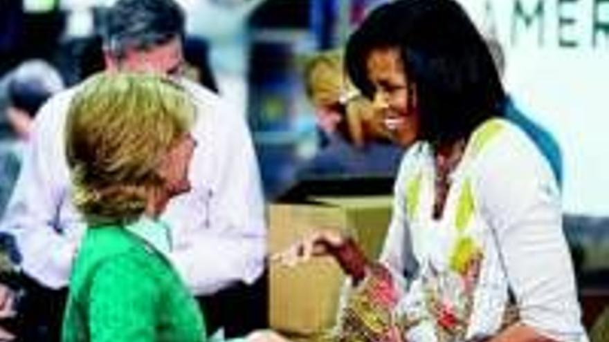 Michelle Obama: LA MUJER DE OBAMA LUCE ZAPATILLAS DE 400 EUROS EN UN ACTO CON POBRES
