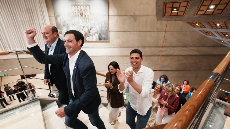 El president del PNB, Andoni Ortuzar i el candidat del PNB a lehendakari, Imanol Pradales en acabar la jornada electoral