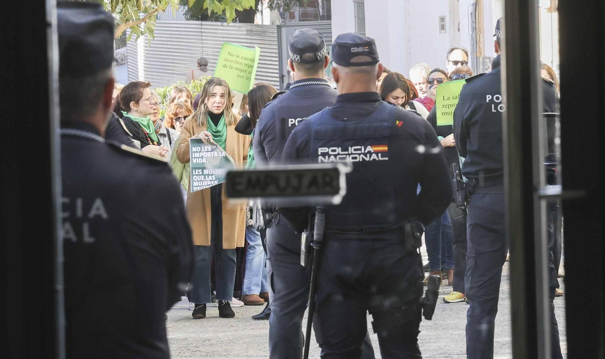 PP y Vox inauguran la polémica oficina "antiaborto" de Alicante entre críticas por "ilegal"