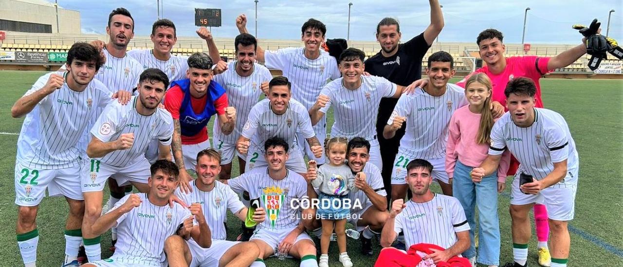 Los jugadores del Córdoba CF B celebran su triunfo en el Ciudad de Ayamonte.