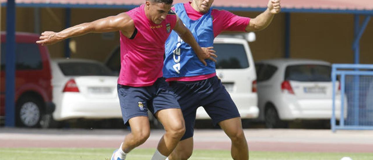 Pedro Bigas, ayer, pugna con Asdrúbal Padrón en San Fernando.