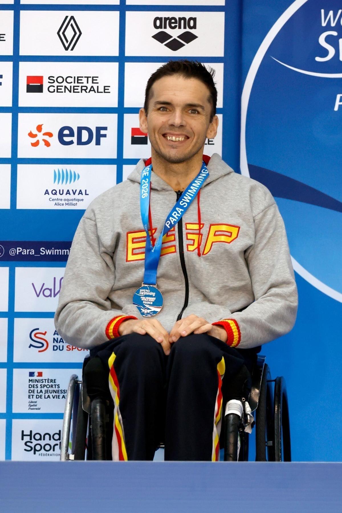 El nadador cordobés Paco Salinas, con su medalla conseguida en la Copa del Mundo de Natación Paralímpica.
