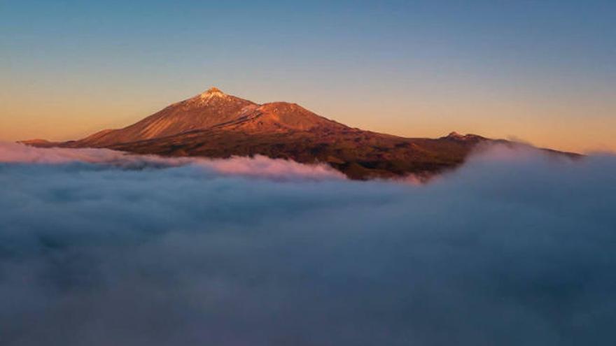 Vista aérea del Teide sobre el mar de nubes.