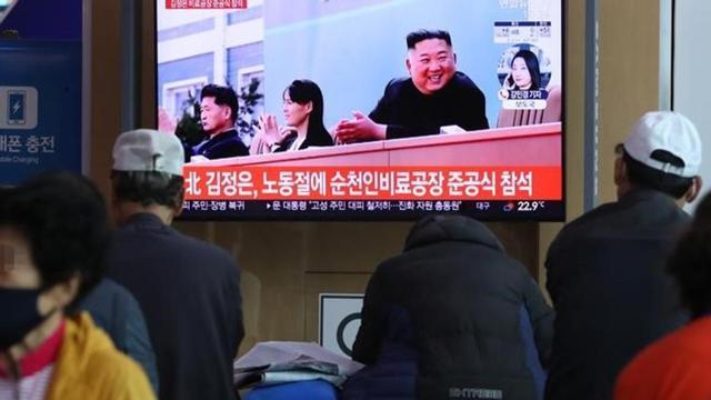 El líder de Corea del Norte, Kim Jong-un, hizo este sábado su primera aparición en los medios estatales norcoreanos tras 21 días desaparecido