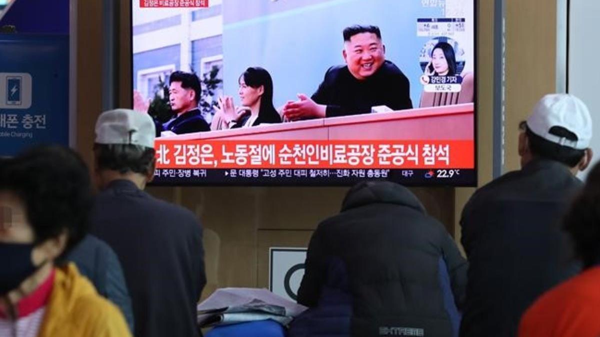El líder de Corea del Norte, Kim Jong-un, hizo este sábado su primera aparición en los medios estatales norcoreanos tras 21 días desaparecido
