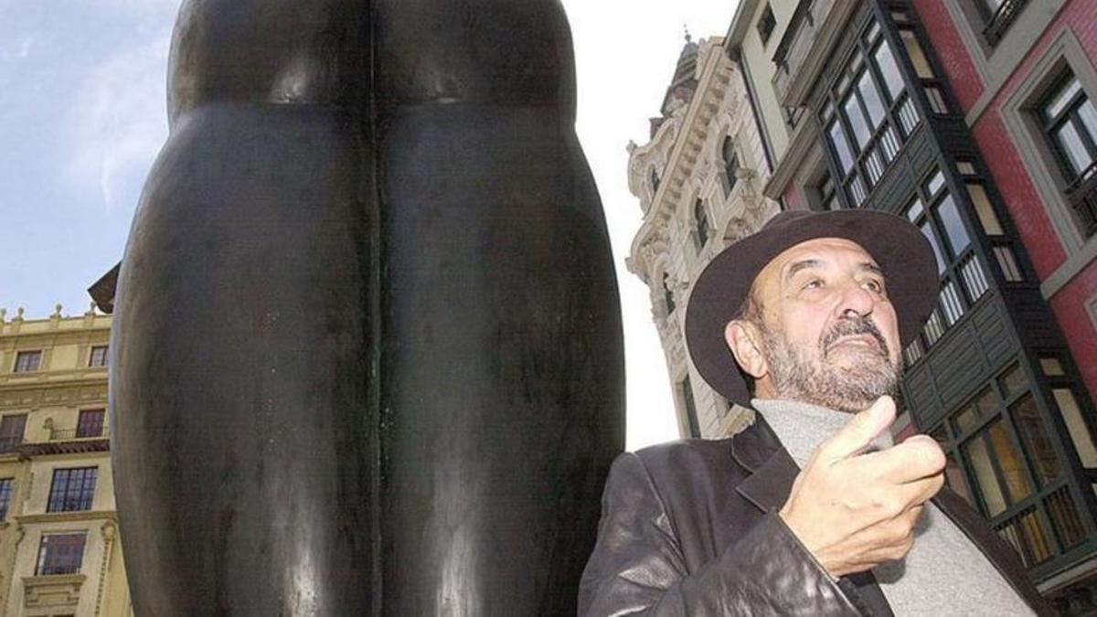 Eduardo Úrculo ante su  obra "Culis monumentalibus", en Oviedo
