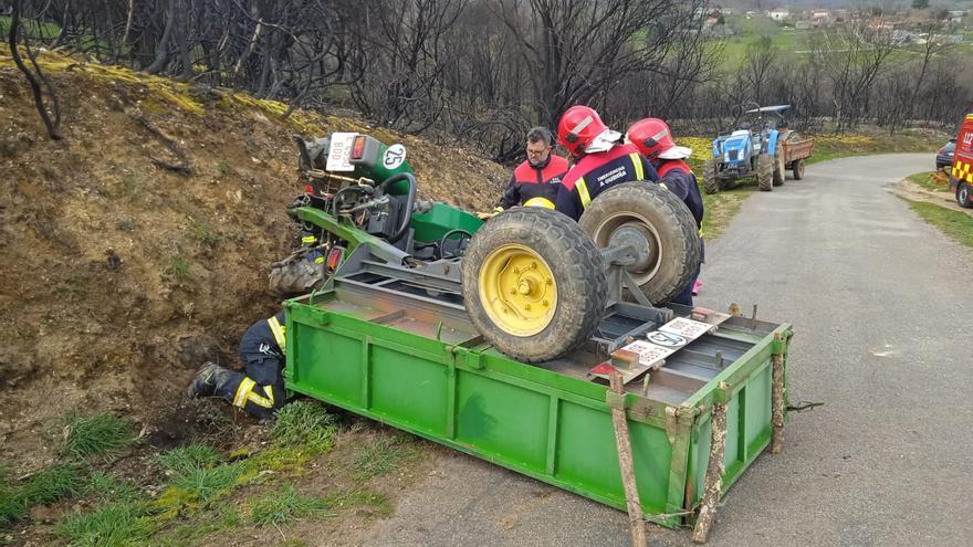 Muere un octogenario al volcar su tractor en Riós