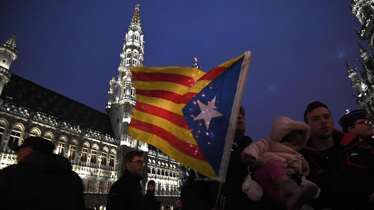 Partidarios de la independencia desplazados a Bruselas, se fotografían en el centro de la capital.