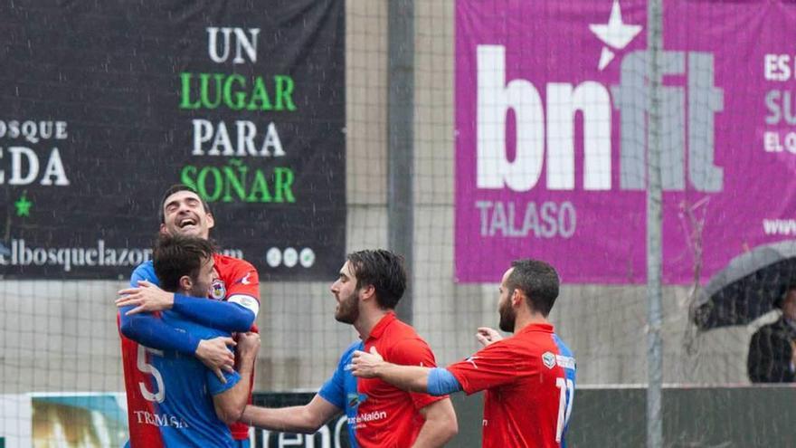 Calvillo abraza a Álvaro Cuello con Castiello y Omar Sampedro a su lado tras marcar un tanto.