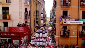Lhistòric pilar de 8 amb folre i manilles que la Colla Jove Xiquets de Tarragona ha descarregat aquest Sant Magí.