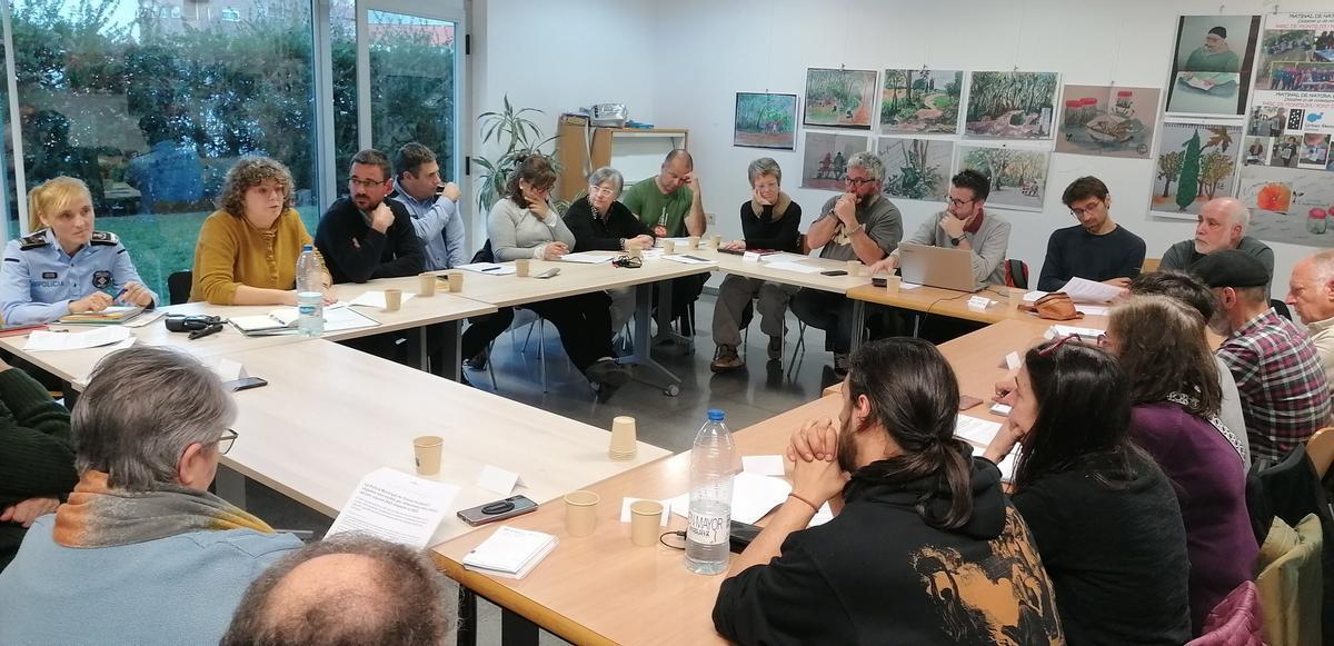 Imatge d'una reunió amb els representants veïnals i de seguretat.