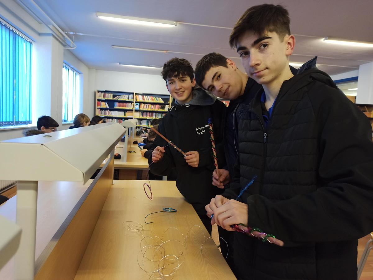 Hugo Nuevo, Hugo Alonso y Miguel Ponga en plenas manualidades.