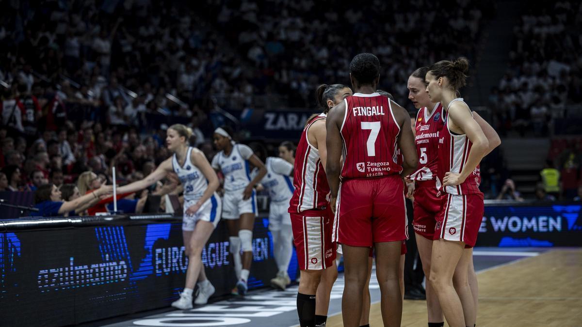 Mariona, Fingall, Hempe y Vorackova charlan antes del inicio de un duelo europeo