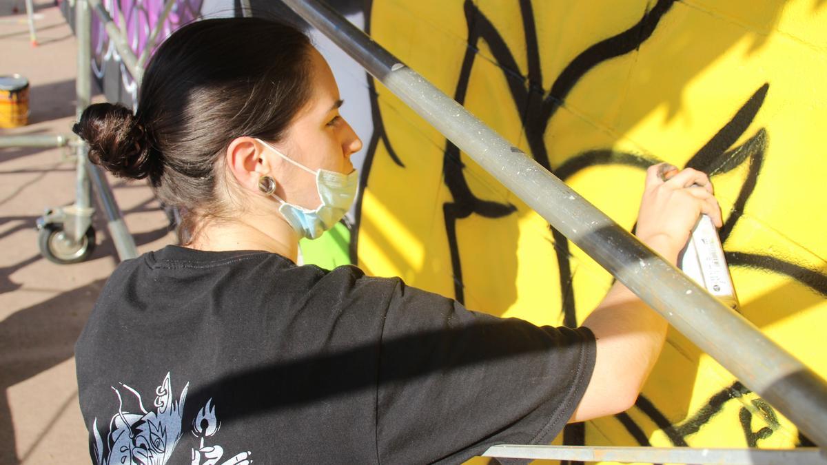 Set joves de Roses i Figueres van realitzar un graffiti al Mercat Municipal