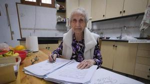 Dolores Campos Brito, de 92 años, en su casa con sus apuntes de clase.