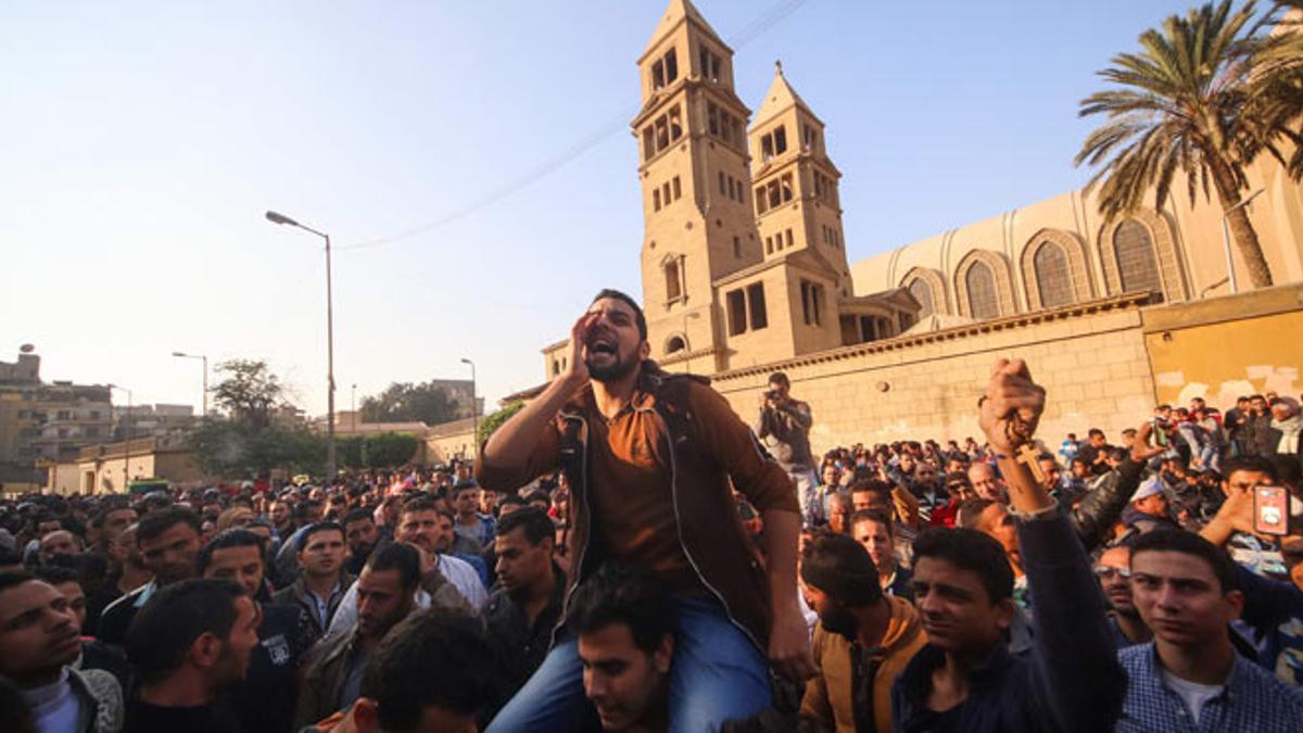 Al menos 25 muertos en un ataque terrorista contra la catedral cristiana copta de El Cairo