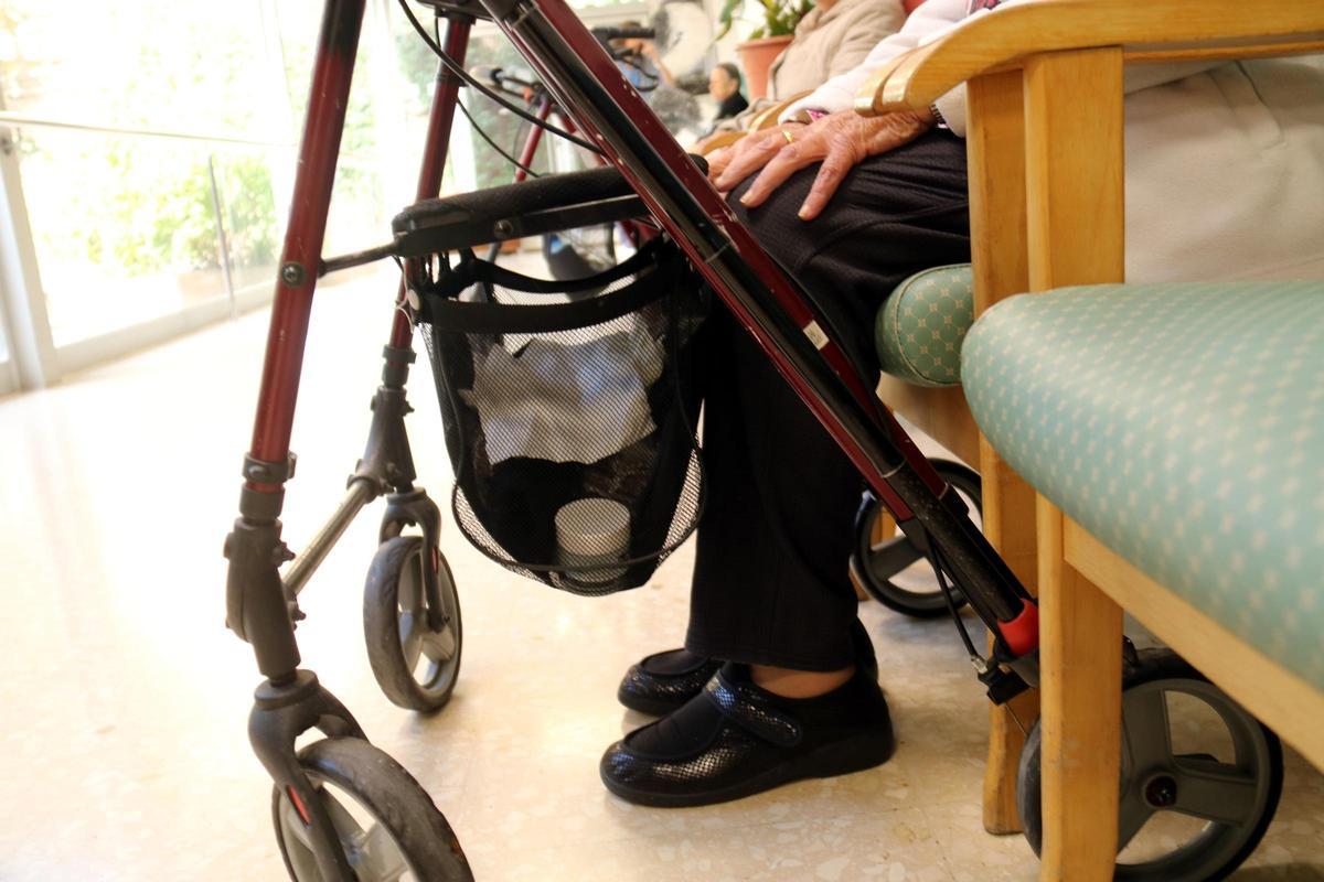 Detall del caminador d'un usuari de la residència Sant Bernabé