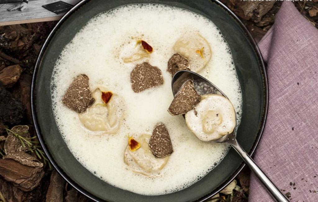 Uno los platos 'El Tilín del Corazón': yema de huevo de corral con trufa, bañada con carbonara de hierbas, velo untuoso, toques de remolacha y queso ahumado.