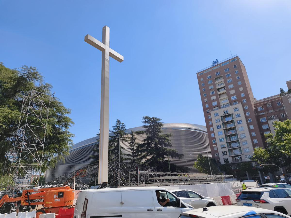 Cruz gigante instalada frente al Santiago Bernabéu para la vigilia con el Papa.