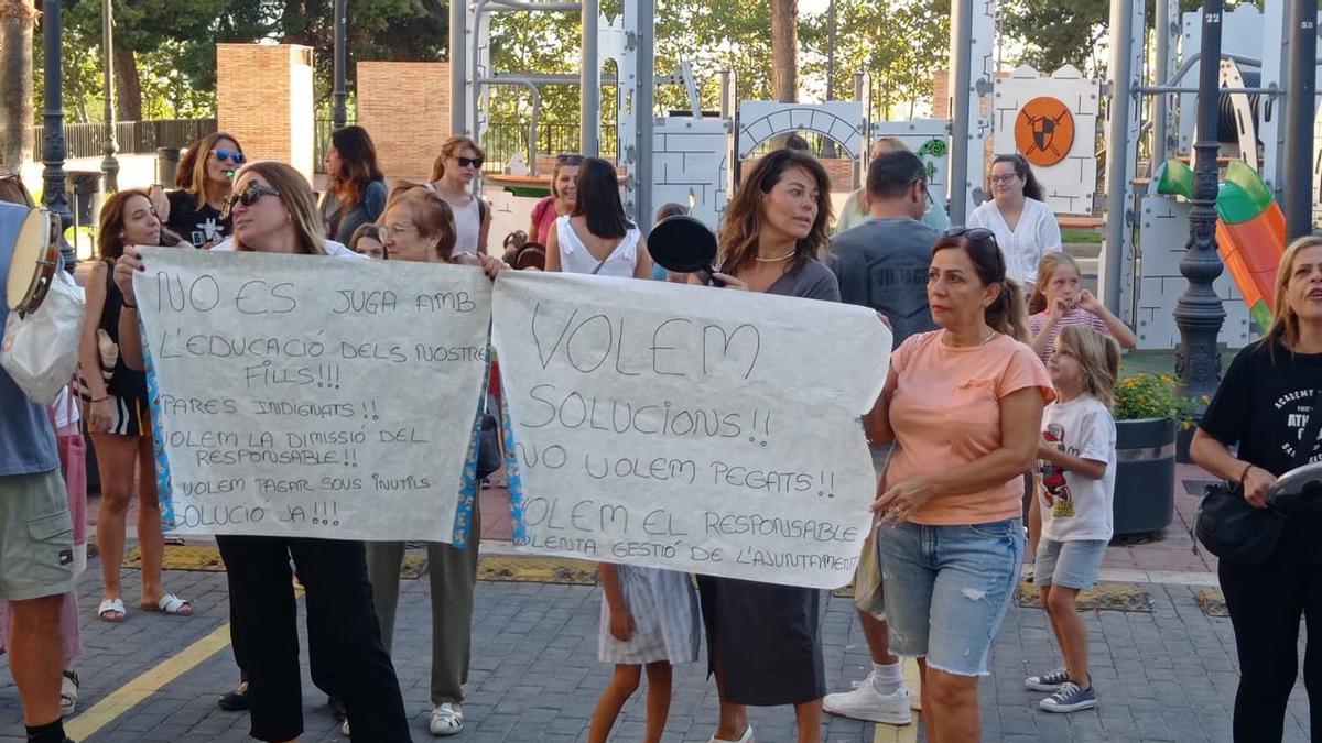 Protesta de las familias frente al Ayuntamiento de Manises