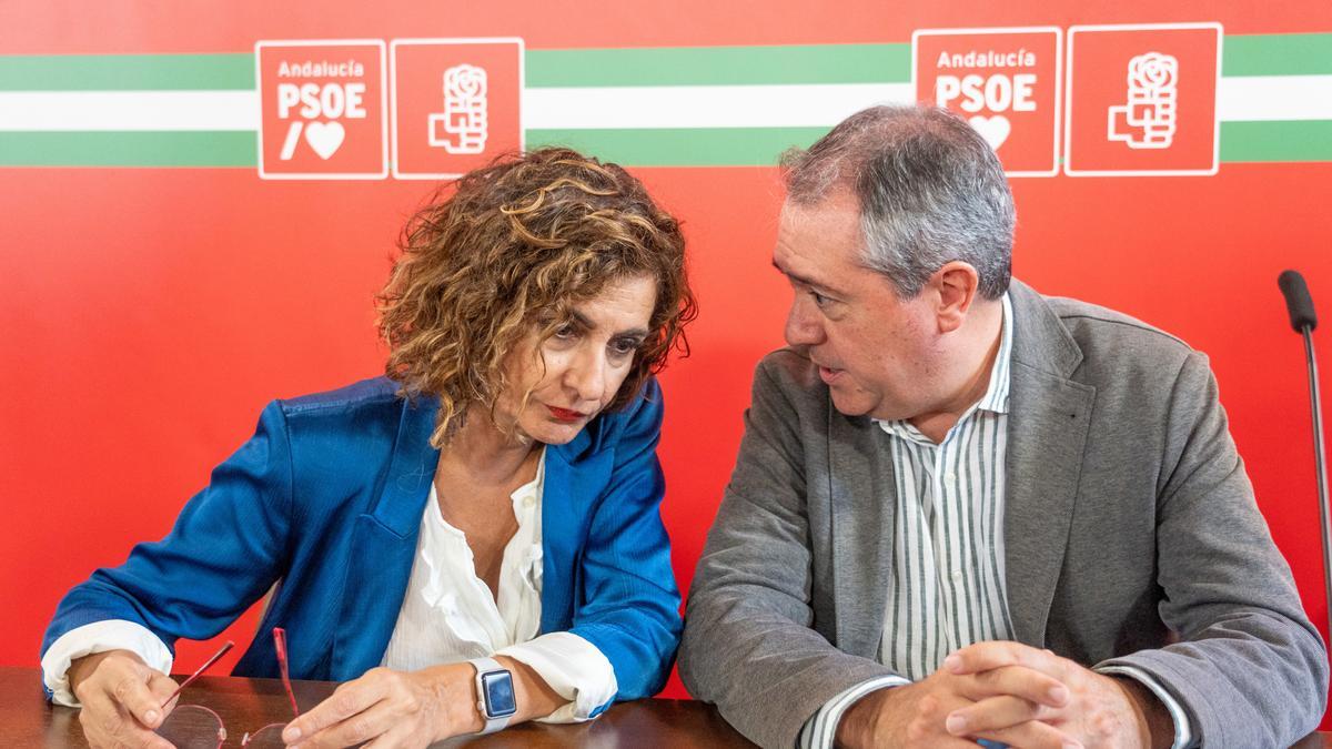 El secretario general del PSOE-A, Juan Espadas, y la ministra en funciones de Hacienda y Función Pública, María Jesús Montero.