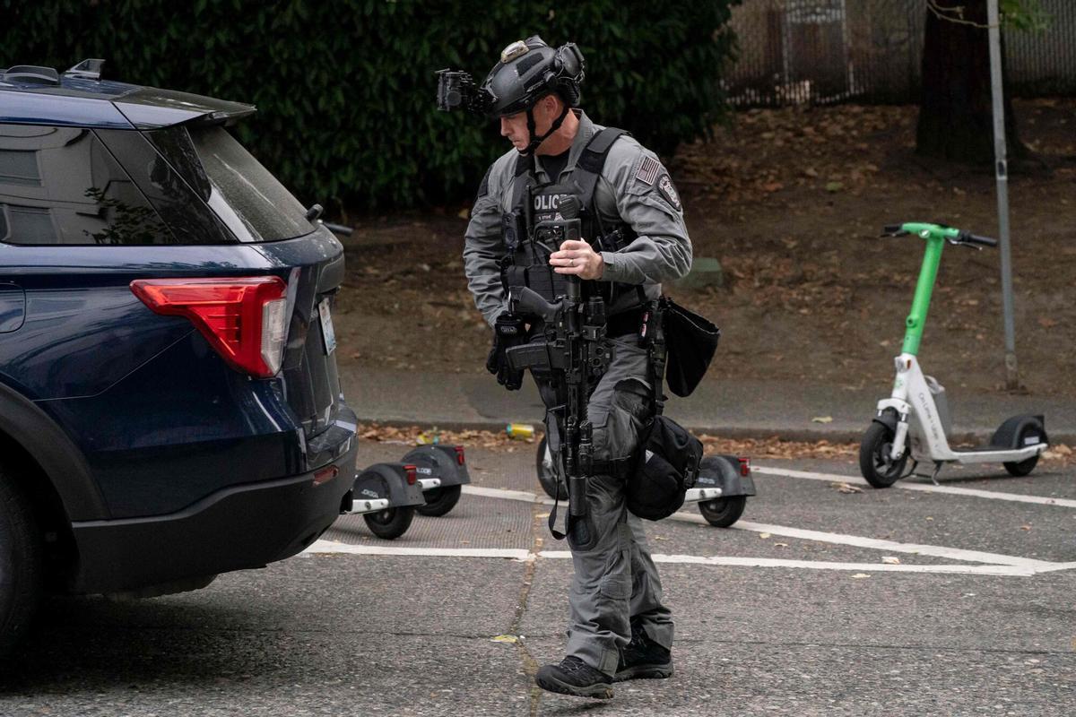 Un agente de policía llega al lugar del tiroteo Un agente de policía llega al lugar del tiroteo