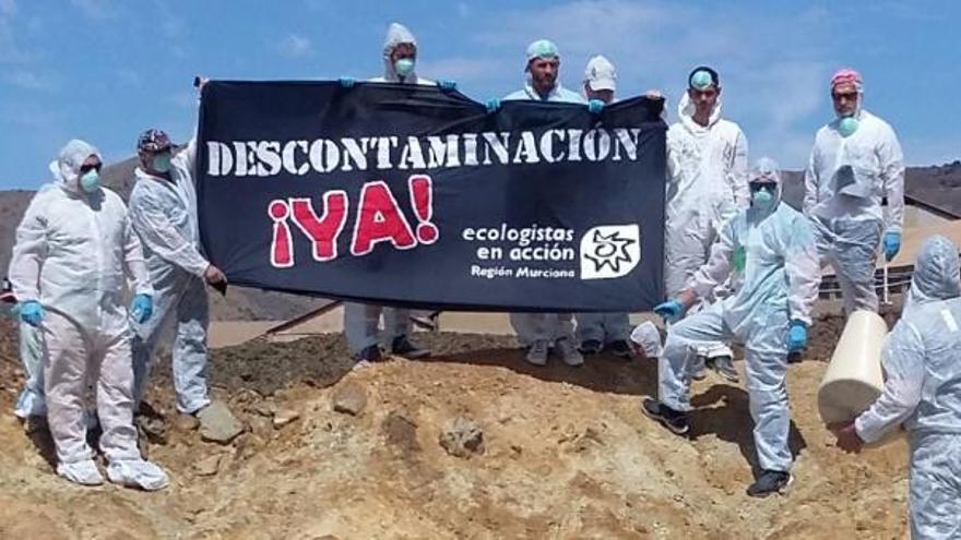 Activistas durante la protesta de hoy en Portmán.