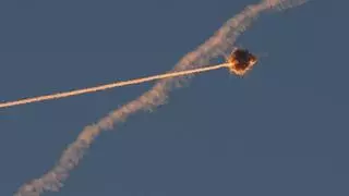 Hizbulá lanza 200 cohetes y 20 drones a Israel y el Ejército israelí responde con ataques aéreos sobre el Líbano
