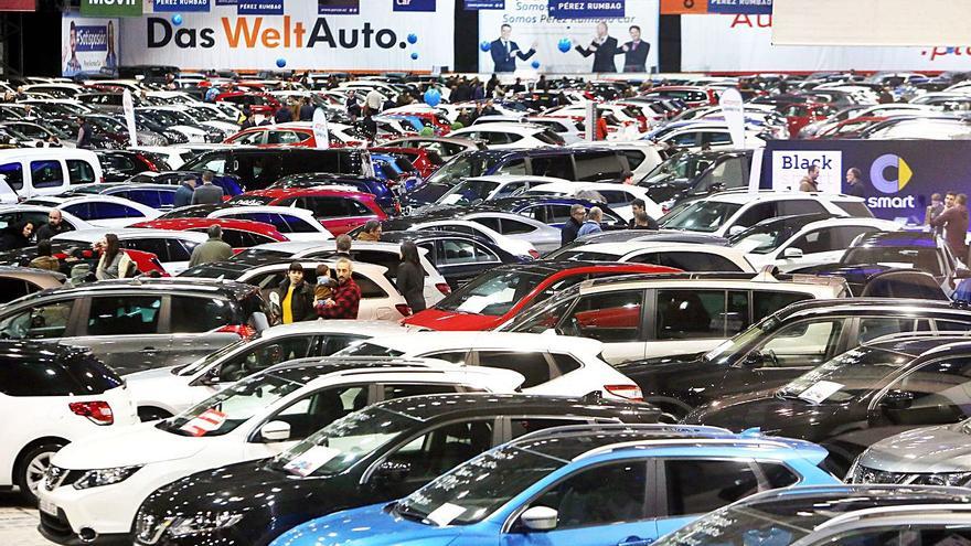 Coches en una de las
ediciones pasadas del
Caroutlet de Vigo. | // M.G. BREA