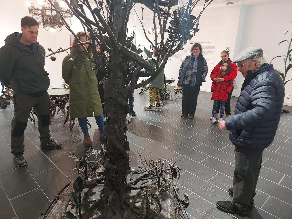 En imágenes: La primera visita guiada al "Universo Herminio", un éxito en La Caridad