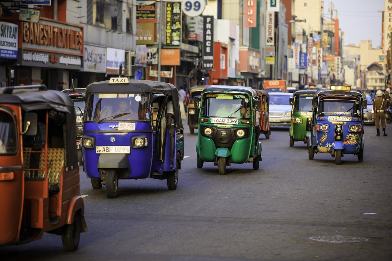 Típicos taxis tuk tuk por las calles de Colombo, capital de Sri Lanka.